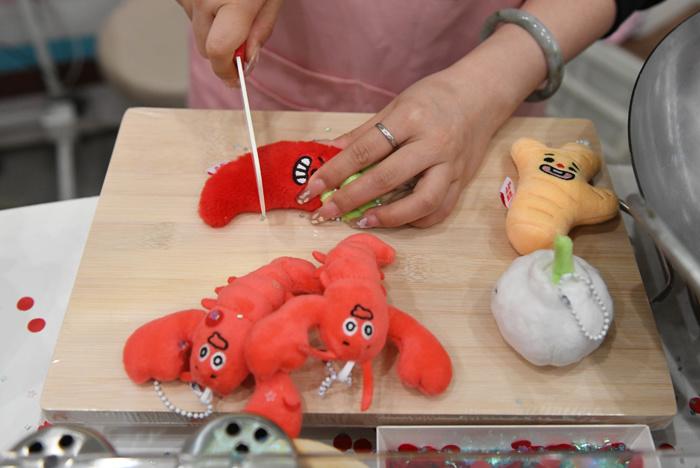 成人“過家家”來了！長沙湘菜版jellycat受捧