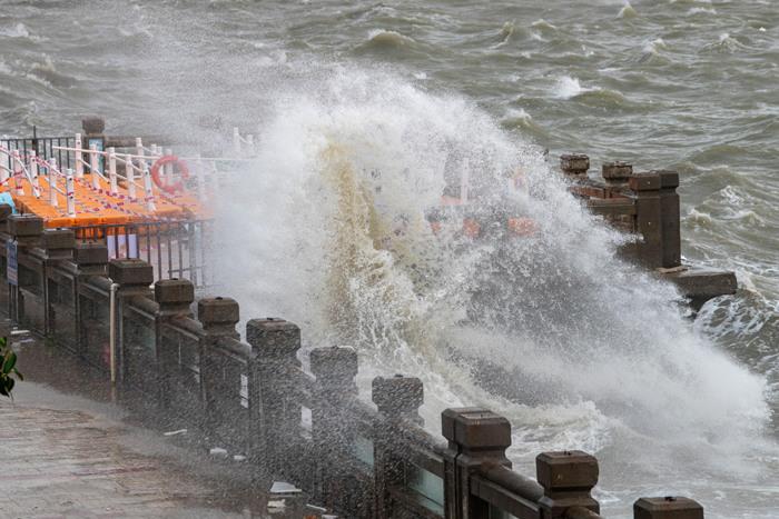 “麥德姆”致廣西北?？耧L(fēng)驟雨 巨浪翻涌