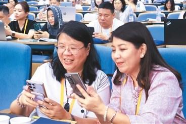 “讓華文教育在技術浪潮中煥發(fā)新生”(僑界關注)