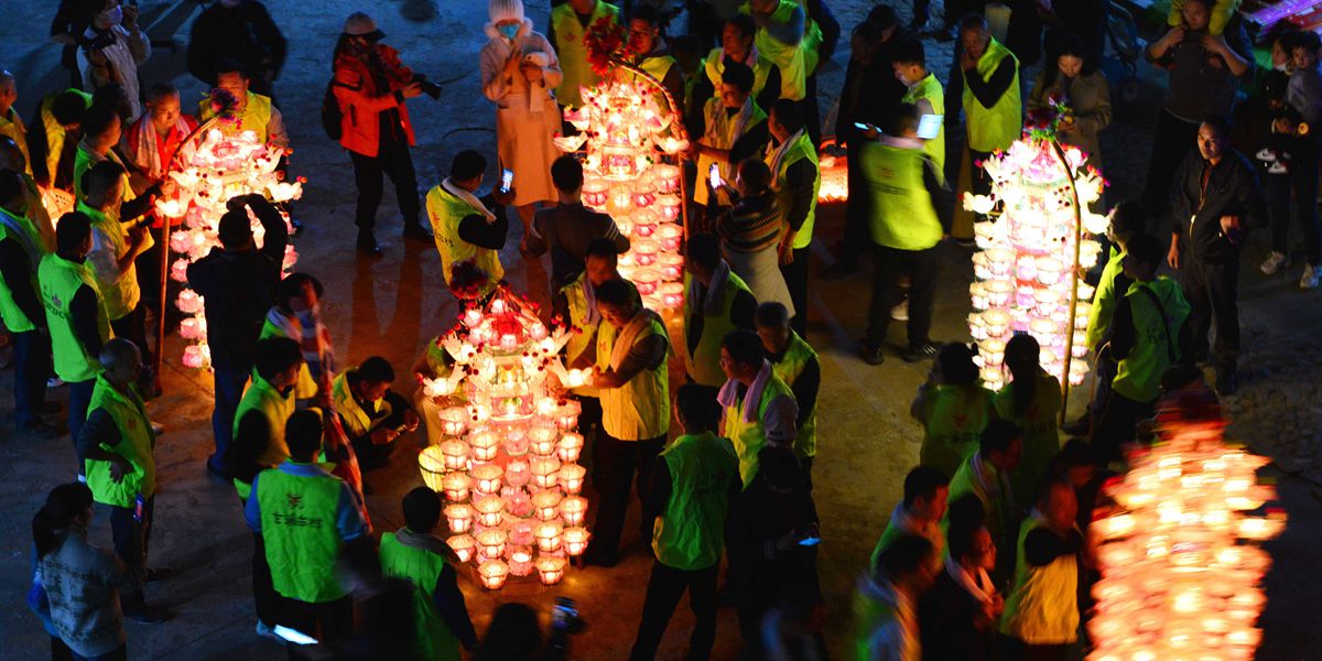 福建閩西：芷溪游花燈——“紙做燈、油點(diǎn)燈、紙包火”