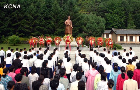 朝紀念金日成父親金亨稷誕辰金正恩獻花圈(圖)