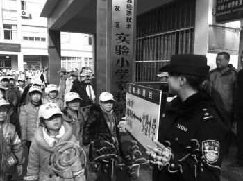 黃島爆炸區(qū)域?qū)W生可乘免費校車