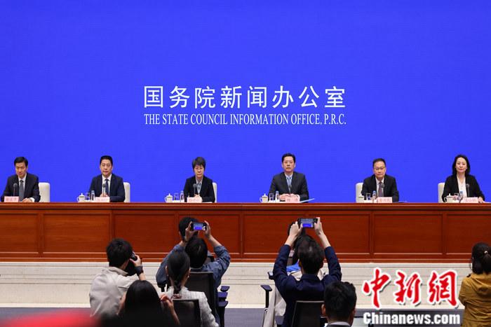 4月19日，中國國務(wù)院新聞辦公室在北京舉行新聞發(fā)布會，商務(wù)部副部長郭婷婷、商務(wù)部綜合司司長楊濤、市場運(yùn)行和消費(fèi)促進(jìn)司司長徐興鋒、對外貿(mào)易司司長李興乾、外國投資管理司負(fù)責(zé)人吉小楓介紹2024年一季度商務(wù)運(yùn)行及工作情況，并答記者問。 <a target='_blank' href='/'>中新社</a>記者 楊可佳 攝 