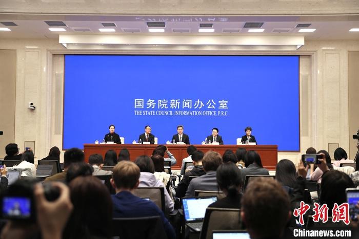 10月12日，中國(guó)國(guó)務(wù)院新聞辦公室在北京舉行新聞發(fā)布會(huì)，財(cái)政部部長(zhǎng)藍(lán)佛安、財(cái)政部副部長(zhǎng)廖岷、財(cái)政部副部長(zhǎng)王東偉、財(cái)政部副部長(zhǎng)郭婷婷介紹“加大財(cái)政政策逆周期調(diào)節(jié)力度、推動(dòng)經(jīng)濟(jì)高質(zhì)量發(fā)展”有關(guān)情況，并答記者問(wèn)。 <a target='_blank' href='/'>中新社</a>記者 王紫儒 攝
