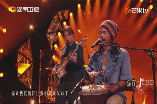 道中華丨艾熱《千里萬(wàn)里》禮贊家鄉(xiāng) 傳統(tǒng)與現(xiàn)代融合唱出大美新疆